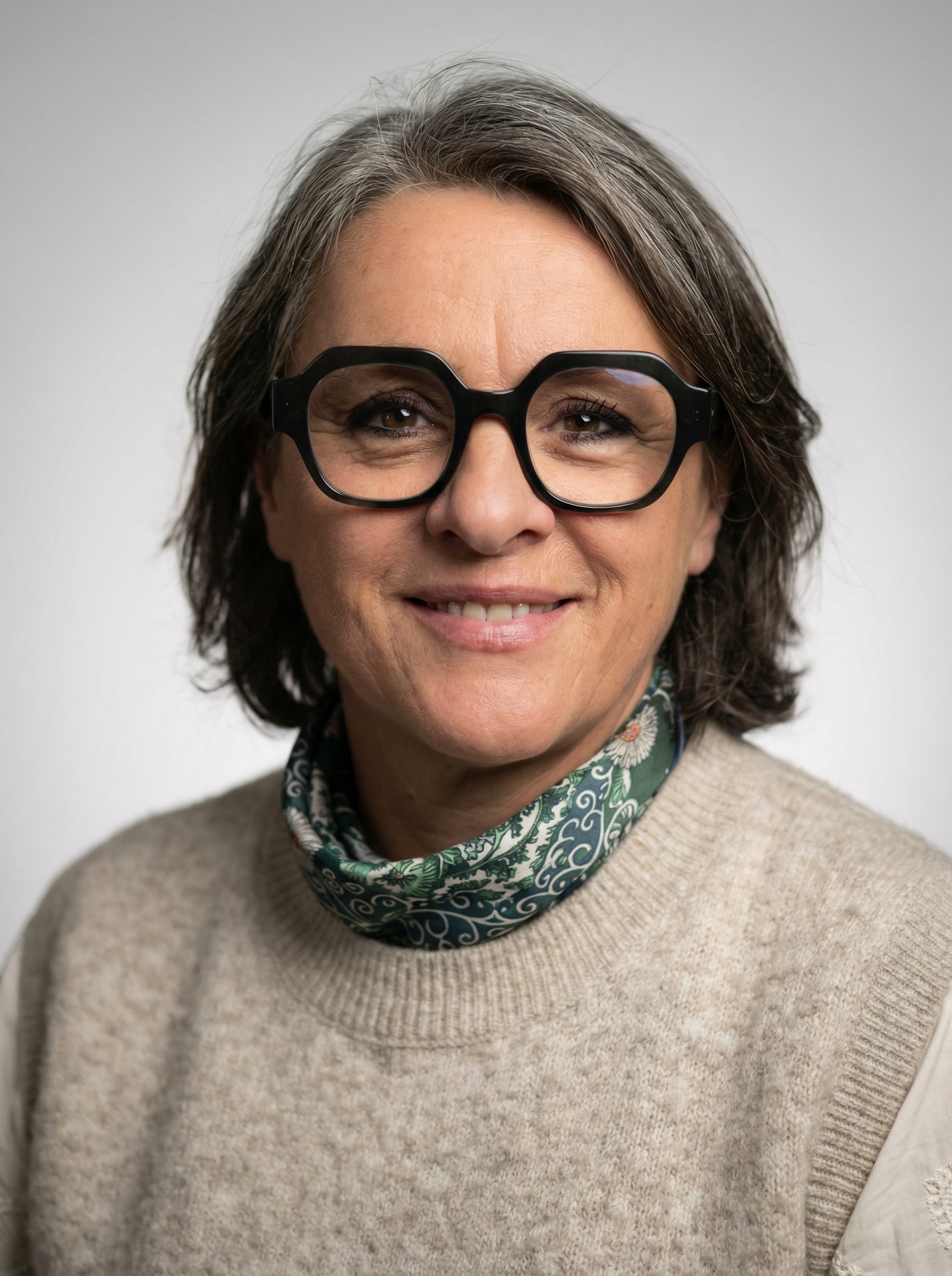 Transforme cette photo 202603281228 Myriam Le Louarn, droguerie Soldécor à Carhaix