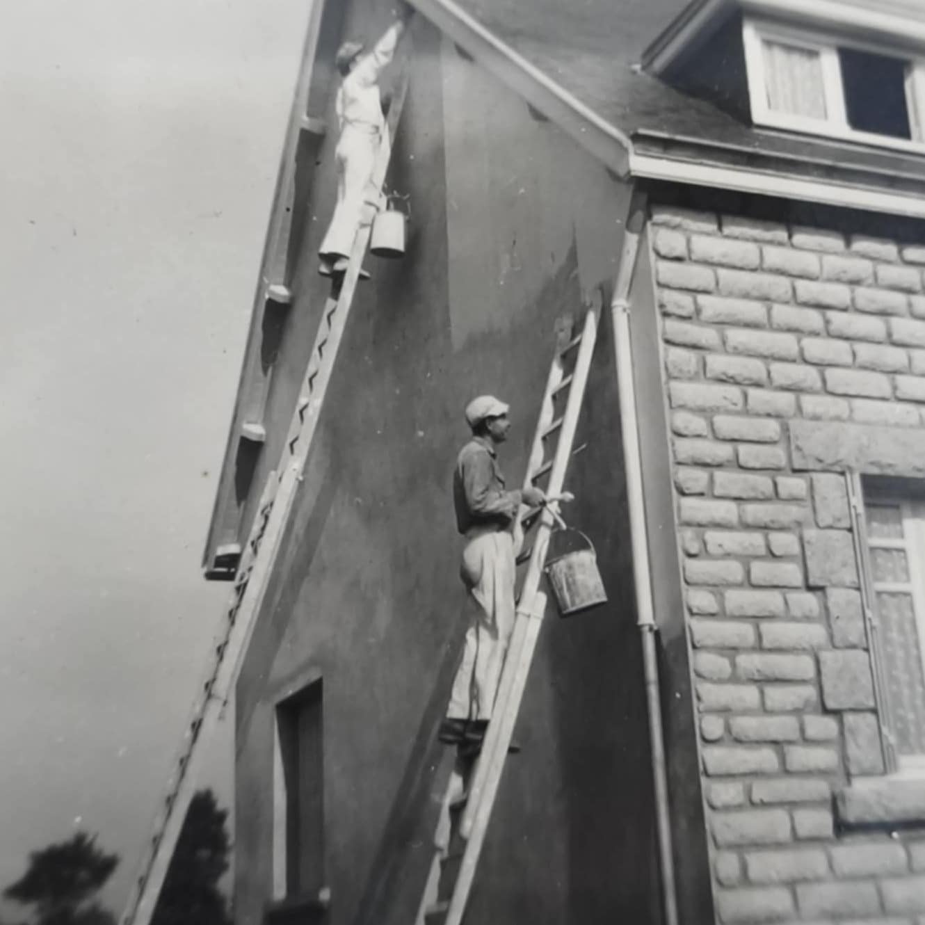 Artisan peintre Soldécor sur un chantier à Carhaix